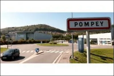 Aurore habite à Pompey (Meurthe-et-Moselle). C'est don une ...