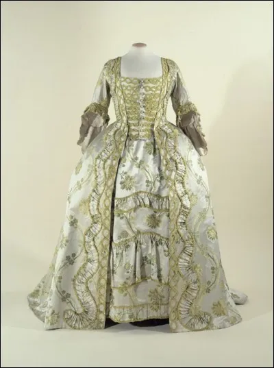 De quelle est couleur la robe des personnes venues entourer la demeure de Tara et d'Isabella ?