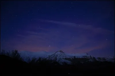 Pendant la nuit, il fait --------.