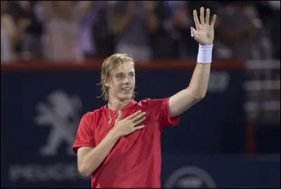 Avec quelle main Denis Shapovalov joue-t-il ?