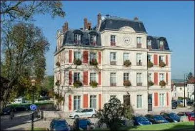 Ville francilienne de la Grande Couronne, dans la forêt de Montmorency, Domont se situe dans le département ...