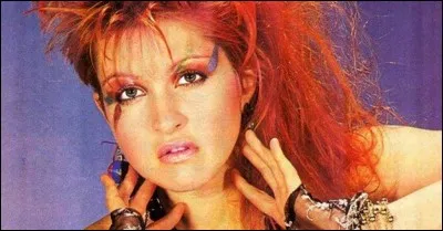 Quel est le titre du tube interprété par Cindy Lauper, qui parle de filles ?