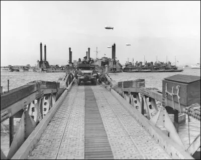 Combien de tonnes de ravitaillement les Anglais débarquèrent-ils par jour par le port Mulberry B ?