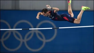 Dans quelle discipline se sert-on d'un long bâton pour passer au-dessus d'un obstacle en hauteur ?