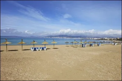 Appel&eacute;e la Ciutat par les habitants, quelle &icirc;le des Bal&eacute;ares a la moiti&eacute; de sa population vivant dans la ville principale : Palma ?