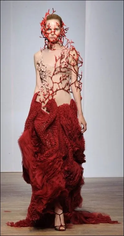 La myrte est l'arbre de cette déesse, ses baies sont appréciées par les buveurs qui lui attribuent de retarder l'ivresse. Qui est-elle ?