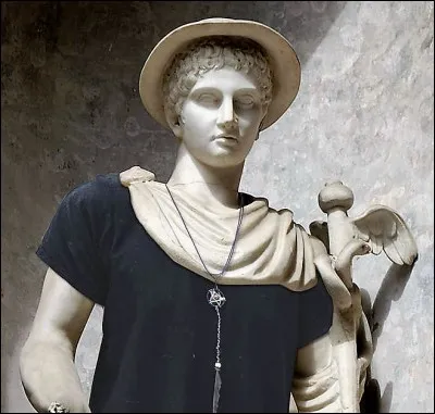 Prince des voleurs et messager très efficace. Qui est-il ?