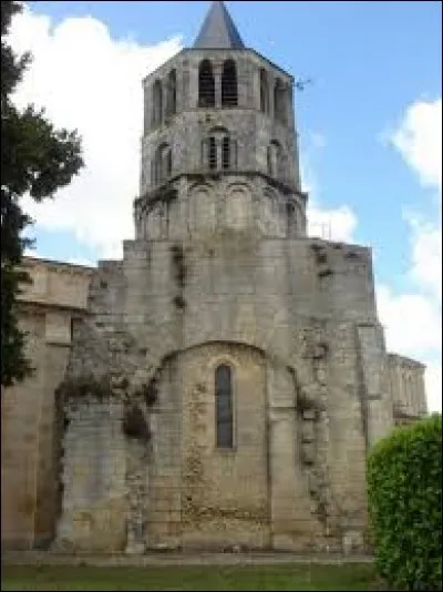 Voici l'église Saint-Pierre de Gaillan-en-Médoc. Ville de Nouvelle-Aquitaine, elle se situe dans le département ...