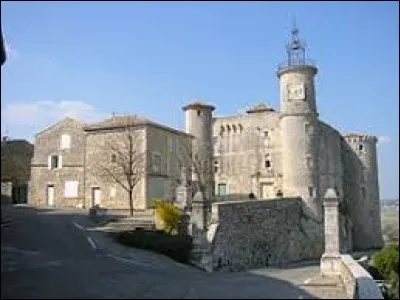 Je vous propose de partir en Occitanie, à la découverte de Lussan. Classé Plus Beaux Villages de France depuis le 24 Septembre 2016, perché sur un piton rocheux dominant la garrigue, il se situe dans le département ...