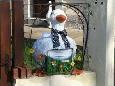 Pour voir cette originale boîte aux lettres (comme beaucoup d'autres), direction Saint-Martin-d'Abbat. Village du Centre-Val-de-Loire, dans la région agricole de l'Orléanais, il se situe dans le département ...