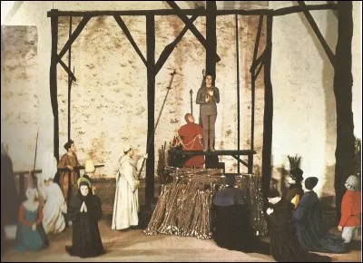 Quel oiseau y avait-il sur le casque des légionnaires gaulois
qui servaient sous César ?