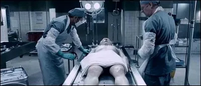 Quel grand méchant de saga horrifique se fait ainsi autopsier ?