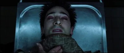 Dans quel film Adrien Brody est-il enfermé de force dans un tiroir de morgue harnaché dans une camisole de force ?
