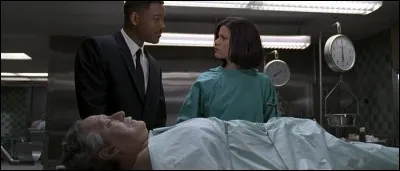 Dans "Men in Black", qu'y a-t-il à l'intérieur de la tête du mort ?