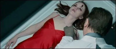 Qui incarne le croque-mort qui s'occupe du corps de Christina Ricci dans "After.Life" et qui dit pouvoir communiquer avec les défunts ?