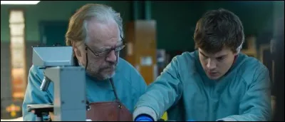 Dans quelle film Brian Cox est-il un médecin-légiste qui autopsie une jeune fille mystérieuse aux yeux gris ?