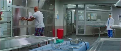 Dans quelle adaptation d'une série TV à succès trois héros se cachent-ils dans les caissons réfrigérés d'une morgue pour échapper à des malfrats ?