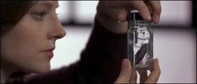 Dans "Le Silence des agneaux", que trouve Clarice dans la gorge d'un cadavre qui se fait autopsier ?