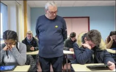 Fasse à la feuille blanche du contrôle d'histoire, l'étudiant oublie les dattes et les cherches.