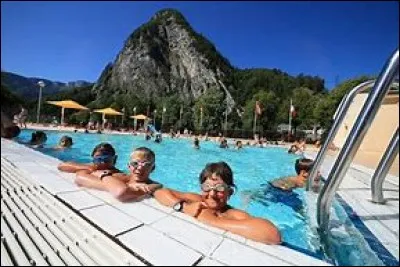 Le gérent de la piscine tétanise les piromanes car il ne veut pas que le grand bassin se transforme en jaccuzi.