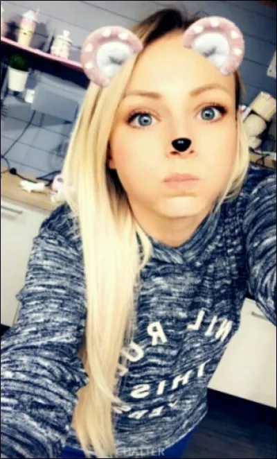 Quelle est sa couleur de cheveux ?