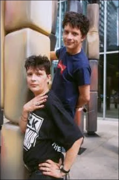 Sur quel album se trouve la chanson "Savoure le rouge" sorti en single en 1993 ?