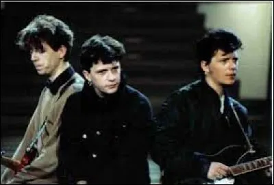 Quel est le nom du best-of paru en 1996 et incluant l'inédit "Kissing My Song" ?