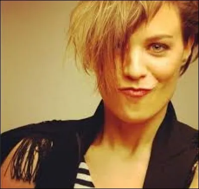 Quel est le pseudo de la chanteuse italienne qui interprétait ''Freed from Desire'' ?