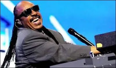Quelle banque française a utilisé le titre ''Free'' de Stevie Wonder dans un spot de pub en 1993 ?