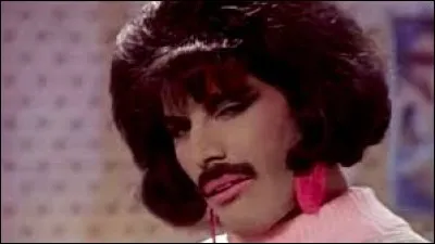 Que fait Freddie Mercury au début du clip de ''I Want to Break Free'' , célèbre chanson du groupe Queen ?