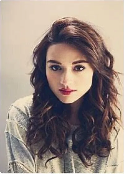 Quand Scott s'approche d'Allison dans la salle de bain, elle croit que c'est...