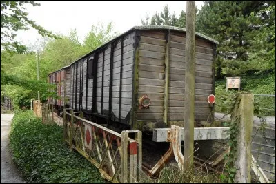 Des déportés ont travaillé sur le chantier du blockhaus.
Quel était le nom donné au train qui amené les déportés ?