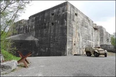 Combien de m³ de béton ont été coulés au total sur le chantier du blockhaus ?