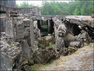 Grâce à quelle bombe l'intérieur du blockhaus d'Éperlecques fut-il dévasté ?
