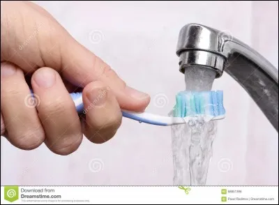 Tu mouilles ta brosse à dents :