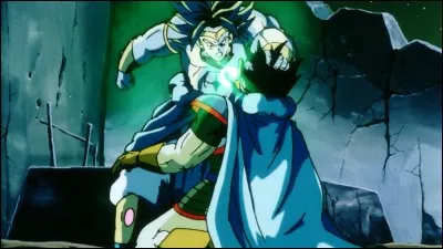 Avec quel bijou Paragus, le père de Broly, empêchait-il ce dernier de devenir incontrôlable ?