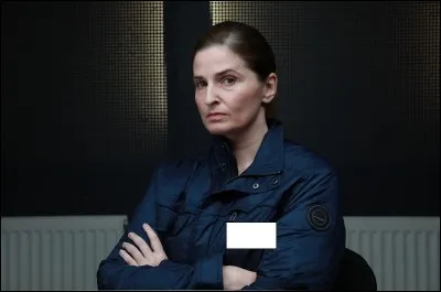 Quel est le badge sur le blouson de la suspecte ?