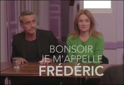 Quel est le slogan sur l'affiche derrière Alice ?
