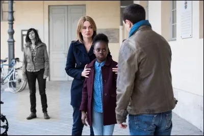 Dans l'épisode "Une femme d'influence" quelle est la couleur du blouson de l'éducatrice qui accompagne Ada ?