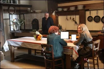 Devant Alice et Joséphine, il y a 2 verres ... mais que contiennent-ils ?