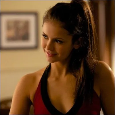 Dans quelle saison Elena devient-elle un vampire ?