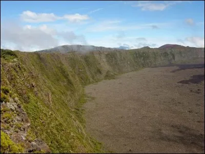 Dans quelle direction du Piton de la Fournaise le sommet du Nez Coupé du Tremblet culmine-t-il ?