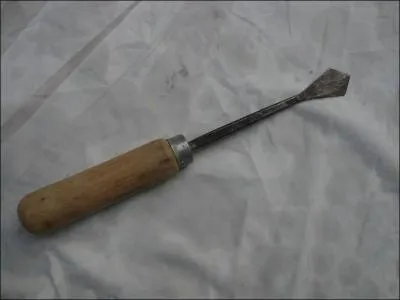 Je l'ai retrouv sous la sellette de table mon ?...