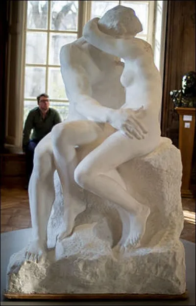 Auguste Rodin a sculpté "Le Baiser".