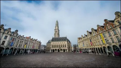 Dans quelle ville du Pas-de-Calais se situe la "place des héros" ?