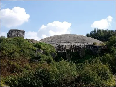 Dans quelle commune du Pas-de-calais se situe la coupole, un blockhaus de la Seconde Guerre mondiale ?