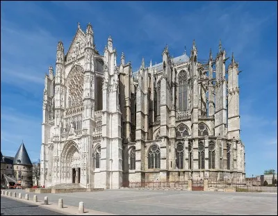 Quelle ville de l'Oise abrite la cathédrale qui a la plus haute nef du monde ?