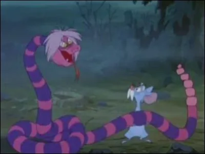 En quoi se transforme Merlin l'Enchanteur pour contrecarrer Madame Mim quand elle est métamorphosée en serpent ?