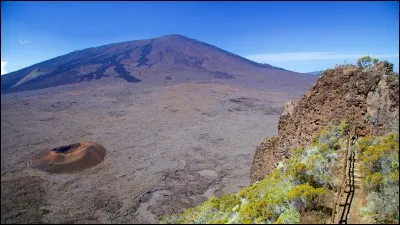 Le piton de la Fournaise se trouve dans les montagnes de Savoie.