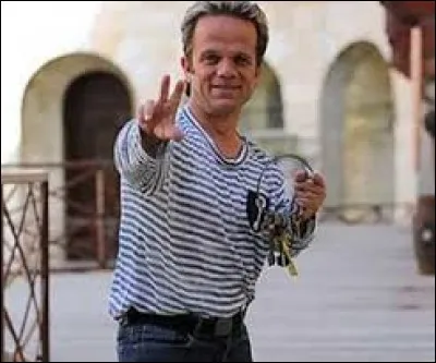 Comment appelle-t-on un nain qui distribue le courrier ?